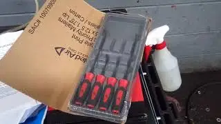 Обзор набора для снятия уплотнителей SNAP-ON Instinct SGSR104AR с наклейкой и другими деталями