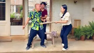 被绑住的美女一脚踹飞人贩子逃跑，善良的村姑帮她掩饰，设下陷阱成功拿下恶人！#funny #正能量剧情 #comedy #弘扬正能量 #搞笑