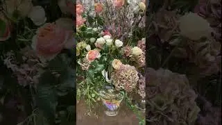 Chic flowers for the chicest hotels ✨ #florist #flowerarranging #hotel