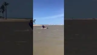 A primeira vez velejando. Kitesurf Cumbuco, Caucaia, Cear&aacute;. Lagoa do Cau&iacute;pe.