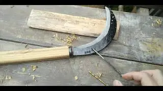 秋田の野鍛冶　関刃物鍛冶工場　枝打ち鎌の柄作り  （コブ無し）