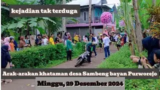 Arak-arakan khataman desa Sambeng, Minggu 29 Desember 2024  bapak pengantar es di depan kuda atraksi