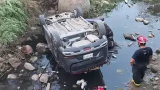 Joven termina volcando un automóvil en canal