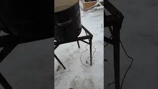 Газовую горелку уже убрал из-под треножника, на котором стоит огромная кастрюля с варевом 23- Января