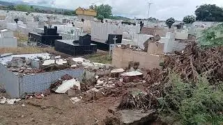 Muro do cemitério  do auto caiu