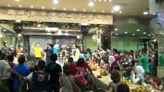 المعتقل أحمد حمادة أبو عمادالذي تمكن من الهروب من غياهب المعتقلات ليلة 27 رمضان يهتف مع الأطفال