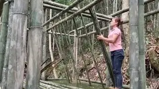 The girl built the frame and thatched the roof with palm leaves-designing a bamboo bed andbamboo mat