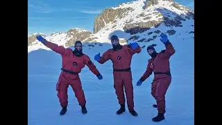 Plong&eacute;e sous Glace