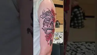 Schultertattoo mit Drachenmotiv im japanischen Stil Kirschbl&uuml;ten dragon shoulder sakura flowers