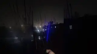 МОЩНЫЙ СИНИЙ ЛАЗЕР СВЕТИТ ДО САМОЛЁТА 😱 #laser #лазер #гаджет