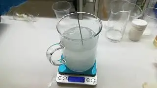 Ручной мини миксер в работе