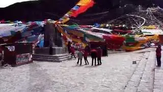 中国側からエベレスト見る旅でセチ・ラ峠４５１５ｍですごいタルチョ の飾りです。