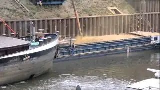 Schiff im Neusser Hafen wird beladen