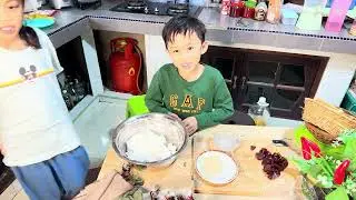 Cucu saya leah &luwis buat kuih pulut  Dodol strawberry
