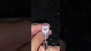 💖 Вдохновение для маникюра ко Дню святого Валентина: кошачий глаз в форме сердечек с красным блес...