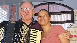 Gauchito do acordeon e  a esposa Licia estão ao vivo numa Live de hinos ccb