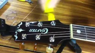Montaggio corde su chitarra Folk