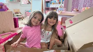 Unboxing Barbie Dreamhouse 🎁 | Emma e Zoe abrindo a casa dos sonhos da Barbie no aniversário! 😍