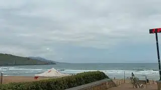 Playa la arena en Muskiz Bizkaia con tiempo agradable y cielo entre nubes y claros