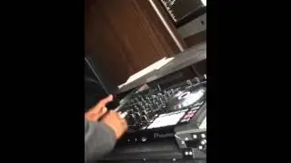 DJ Phillys Phamous scratching on the Pioneer DDJSX2