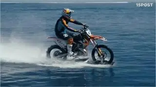 Este hombre mont&oacute; su motocicleta sobre las olas del mar