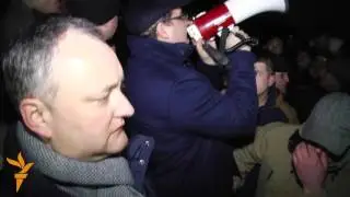 Igor Dodon şi Renato Usat&icirc;i le vorbesc protestari