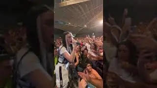 Nicki Nicole cantando en vivo