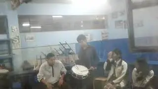 Alumnos tocando los instrumentos