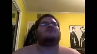 Fetter junge freut sich auf wochenende