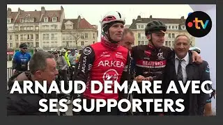 Arnaud D&eacute;mare avec ses supporters pour une randonn&eacute;e cycliste organis&eacute;e par son fan-club