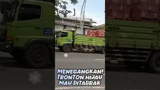 Menegangkan! Tronton hijau mau ditabrak