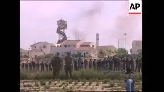 Soldiers march into Morag, fires in Neve Dekalim