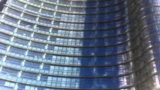 La nuova piazza di Milano  sotto la Cesar Pelli Tower