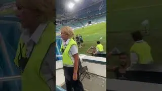 Это игрок фк Сочи атият аллах дарит мне футболку !