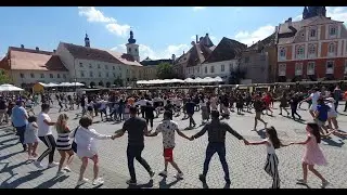 Zeci de sibieni și turiști &icirc;ncing o horă &icirc;n Piață Mică