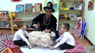 Kids make toys from wool