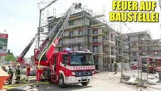 [FLACHDACH EINES ROHBAUS IN VOLLBRAND] - Feuer auf einer Baustelle ~ Feuerwehr Neuss im Einsatz -