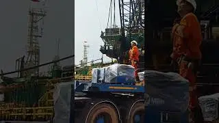 Crane Kapal Besar Angkat Barang