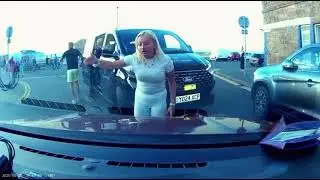 Driver and passengers kick off after going the wrong way down one way street 