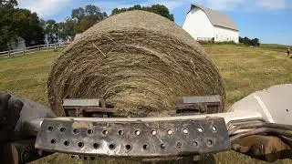 S185 Bobcat loading round bales