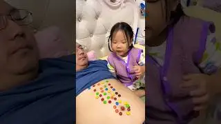 Eat beans, record the baby, my little cute baby, dad takes care of the baby #shorts