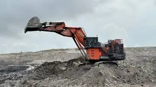 Coal mining Excavator Hitachi Ex 2600 Loading Komatsu Truck