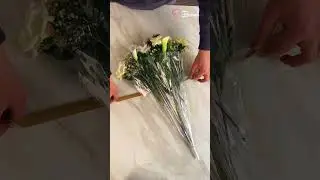 Unique umbrella bouquet design 🌂💐 #creative #umbrella #flowerbouqet
