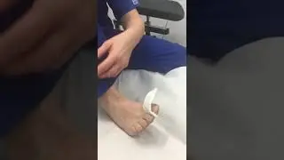 Dressing your toe with self stick bandage