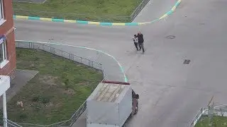 Мужчина спасает девочку во время урагана в Лыткарино