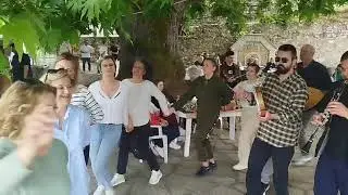 @Kiratzidon_Monopatia στην Λάβδα Γρεβενών σε παραδοσιακό ατόφιο γλέντι στα σκέτα.