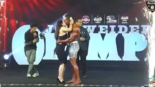 Athelete Purpose his Girlfriend & kiss On Bodybuilding Stage Mumbai PRO Show 2022