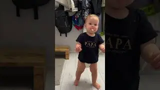 🥹Первые шаги малышки Эми. #sorts #firststeps #cute #emilia