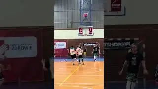 TOMEK STAWICKI Z TR&Oacute;JĄ W KONTRZE #LIGAUBL #UJAZDBASKETBALLLEAGUE