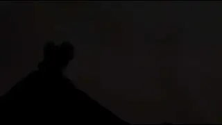 Guatemala : Les images impressionnantes du volcan Fuego frapp&eacute; par la foudre #shorts